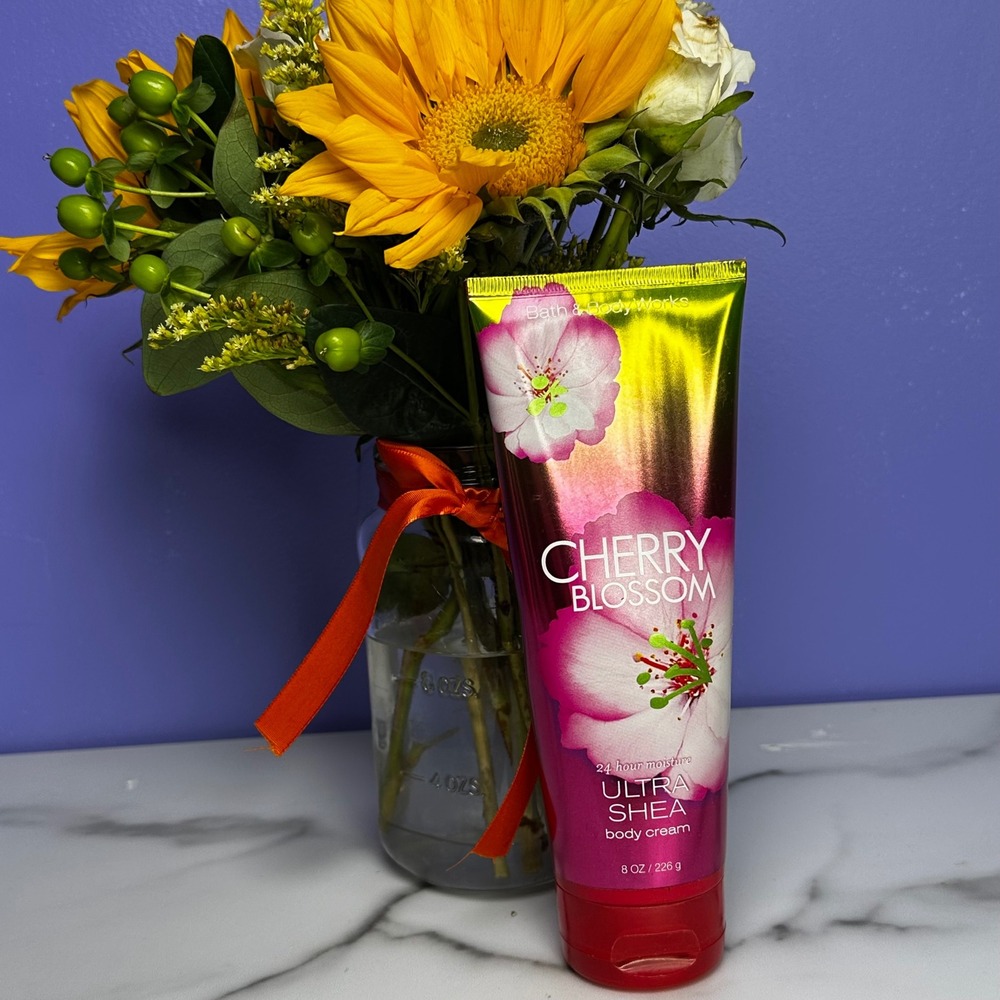 Bath & Body Works Cherry Blossom Ultra Shea Body‎ Cream 8 oz Signature Retired